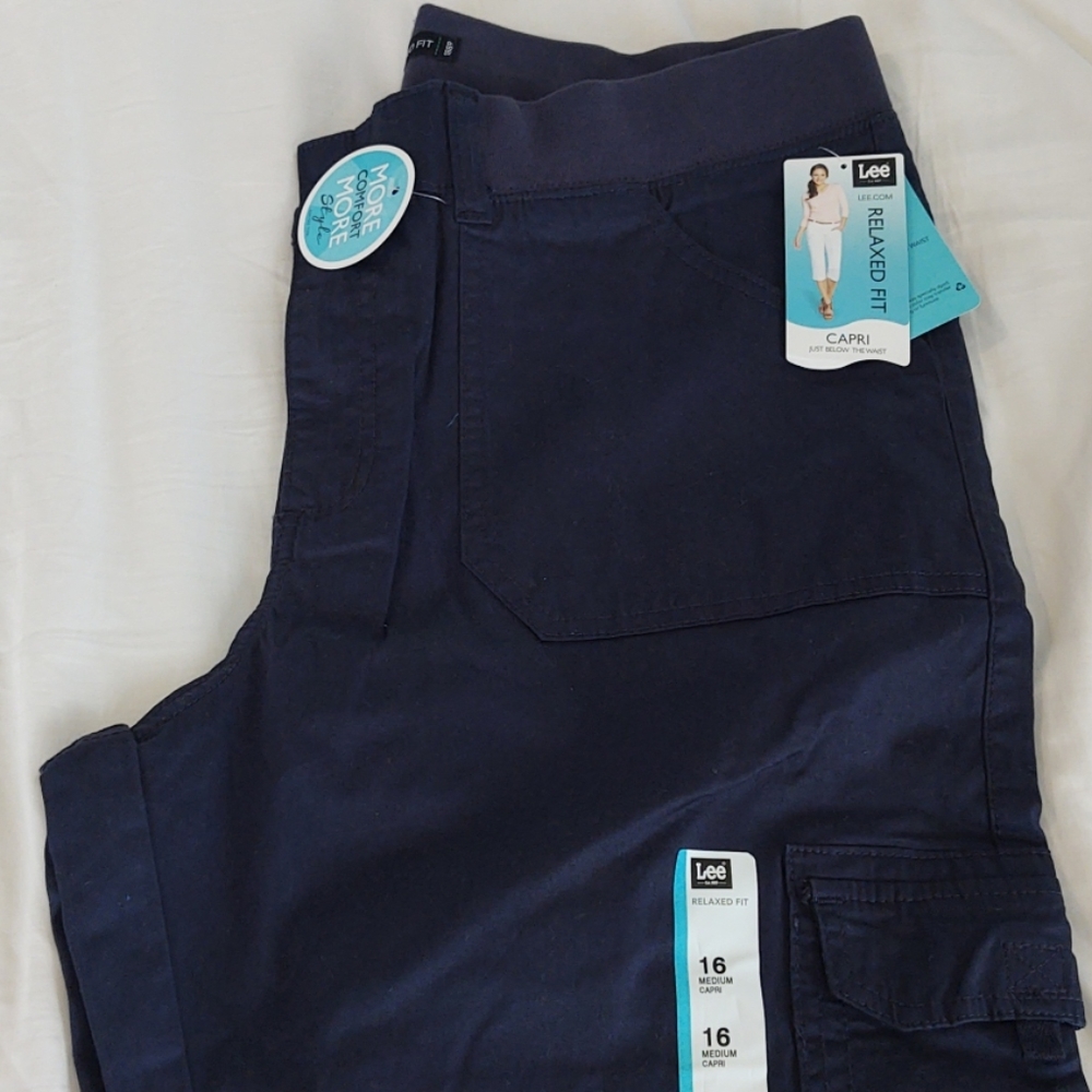 Lee relaxed fit Navy Capri pants